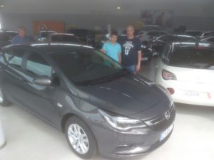 Alfonso y su hijo regresan a Guardo con su ‪Opel Astra Selective de 5 puertas, 1.4 125cv s/s en elegante color gris phantom!! ‪Buena elección !